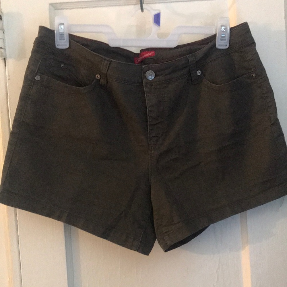 Royalty For Me, WannaBeetsButt? Size 16 Shorts